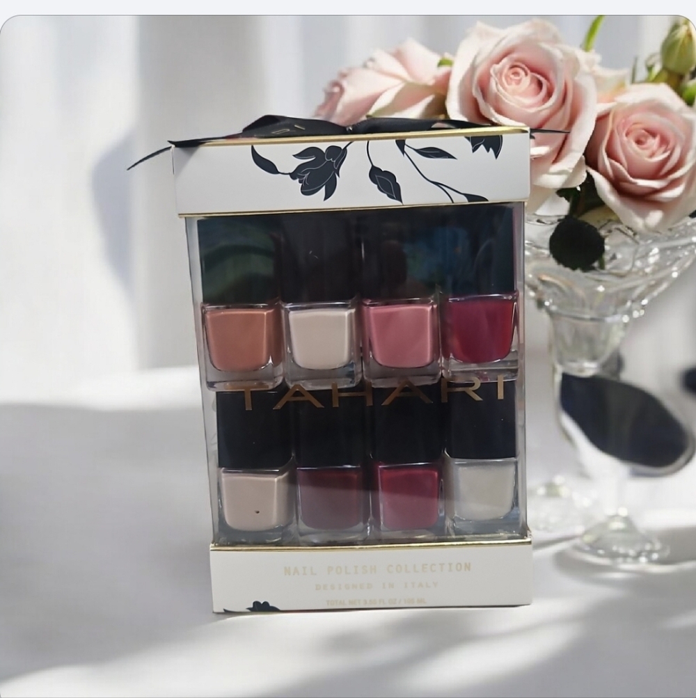 TAHARI Gift Set Designed In Italy 14 Different Nail Polishes NWT